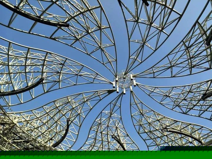 耗資11億、重達(dá)1280噸、40米高空上的“蓮花”建筑開(kāi)花了！網(wǎng)友：撲面而來(lái)的中國(guó)風(fēng)！