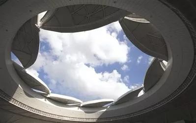 耗資11億、重達(dá)1280噸、40米高空上的“蓮花”建筑開(kāi)花了！網(wǎng)友：撲面而來(lái)的中國(guó)風(fēng)！