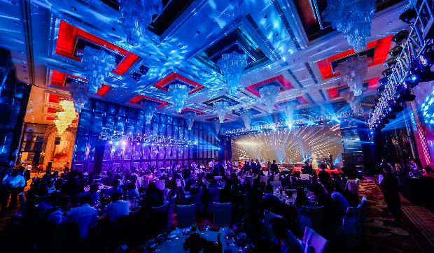 圖片包含 大, 人們, 許多, 人群

描述已自動(dòng)生成