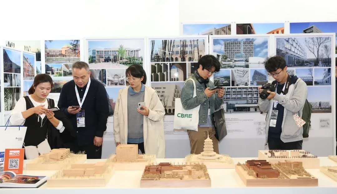 圖片包含 游戲機(jī), 桌子, 柜臺(tái), 房間

描述已自動(dòng)生成