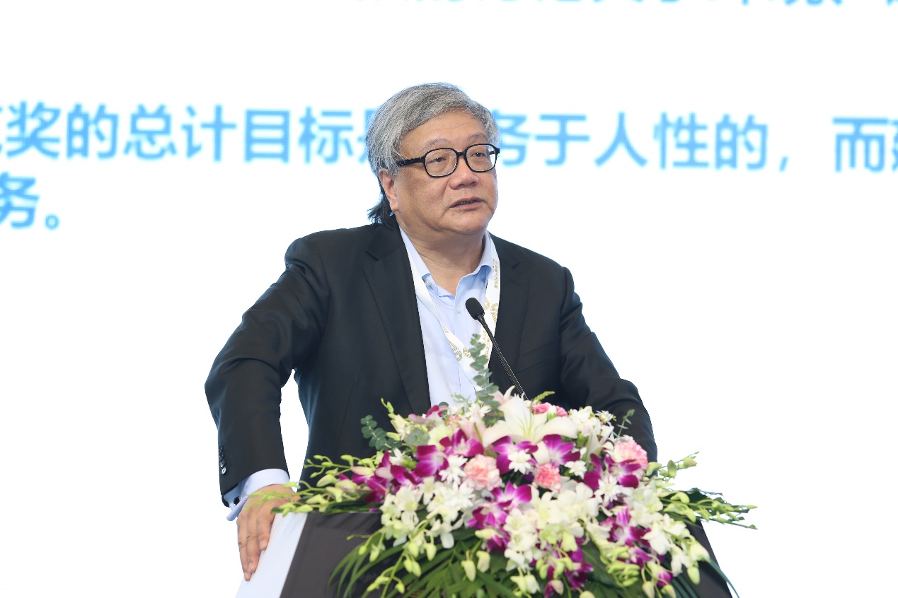 穿著西裝筆挺的男子與配字的花 描述已自動生成